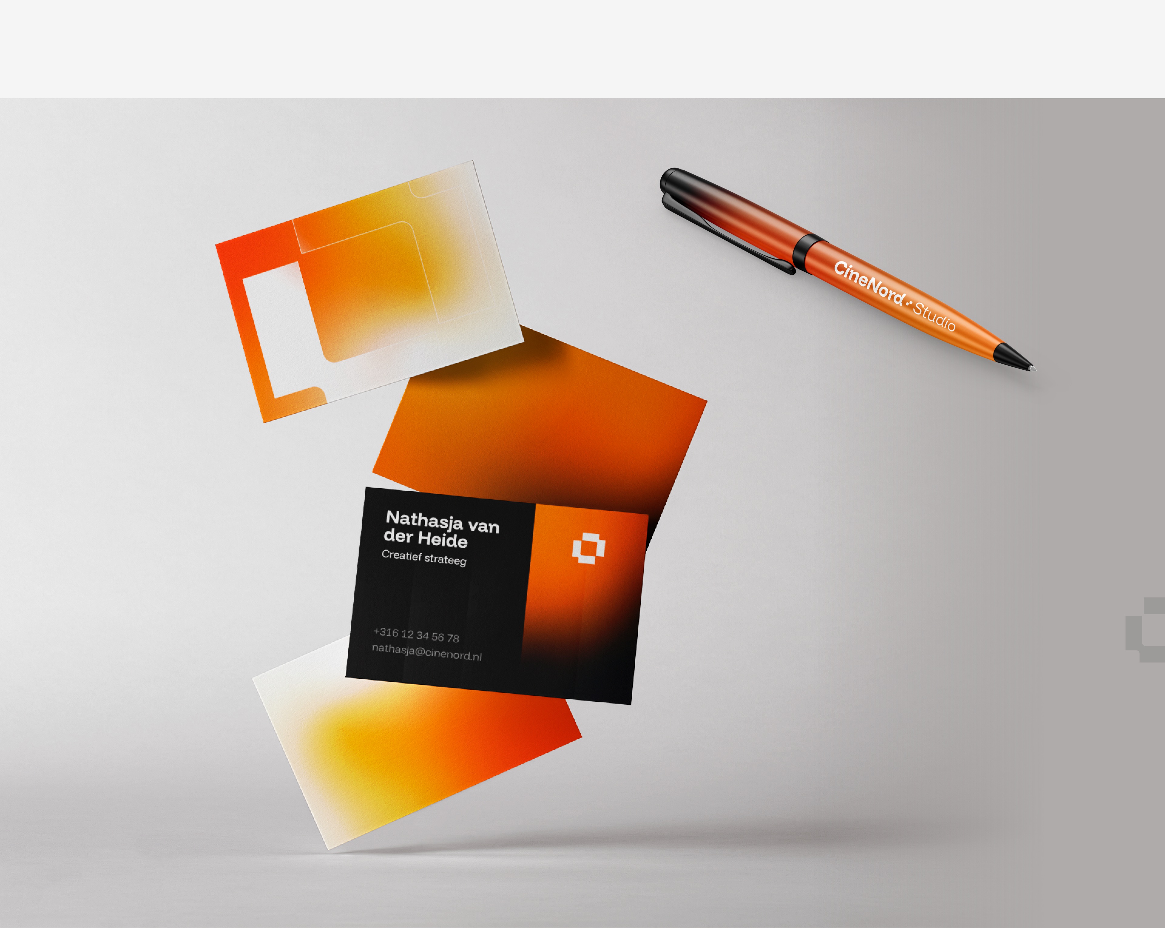 Voorbeelden van CineNord-kaartjes en een pen met het oranje beeldmerk en de huisstijl.
